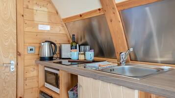 Mikrobølgeovn, køkkentøj/tallerkener/redskaber