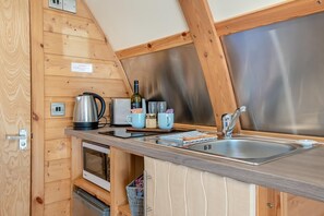 Microwave, cookware/dishes/utensils