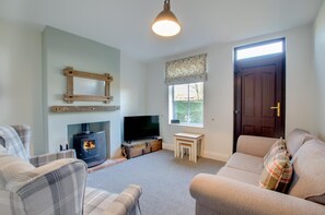 TV, fireplace - 2 Bed in Swanton Novers (oc-2120) (Swanton Novers)