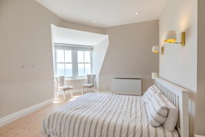 Iron/ironing board, travel cot, free WiFi, bed sheets - 4 Bed in Swanage (oc-t32439) (Swanage)