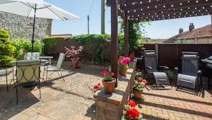A patio area with a pergola, outdoor seating, and potted plants. - 2 Bed in Sedgeford (oc-2121) (Sedgeford)