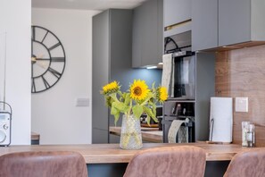 Mikrowelle, Ofen, Geschirrspüler, Kochgeschirr/Geschirr/Besteck