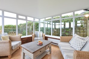 TV - 4 Bed in Trevone (oc-p00863) (Trevone)