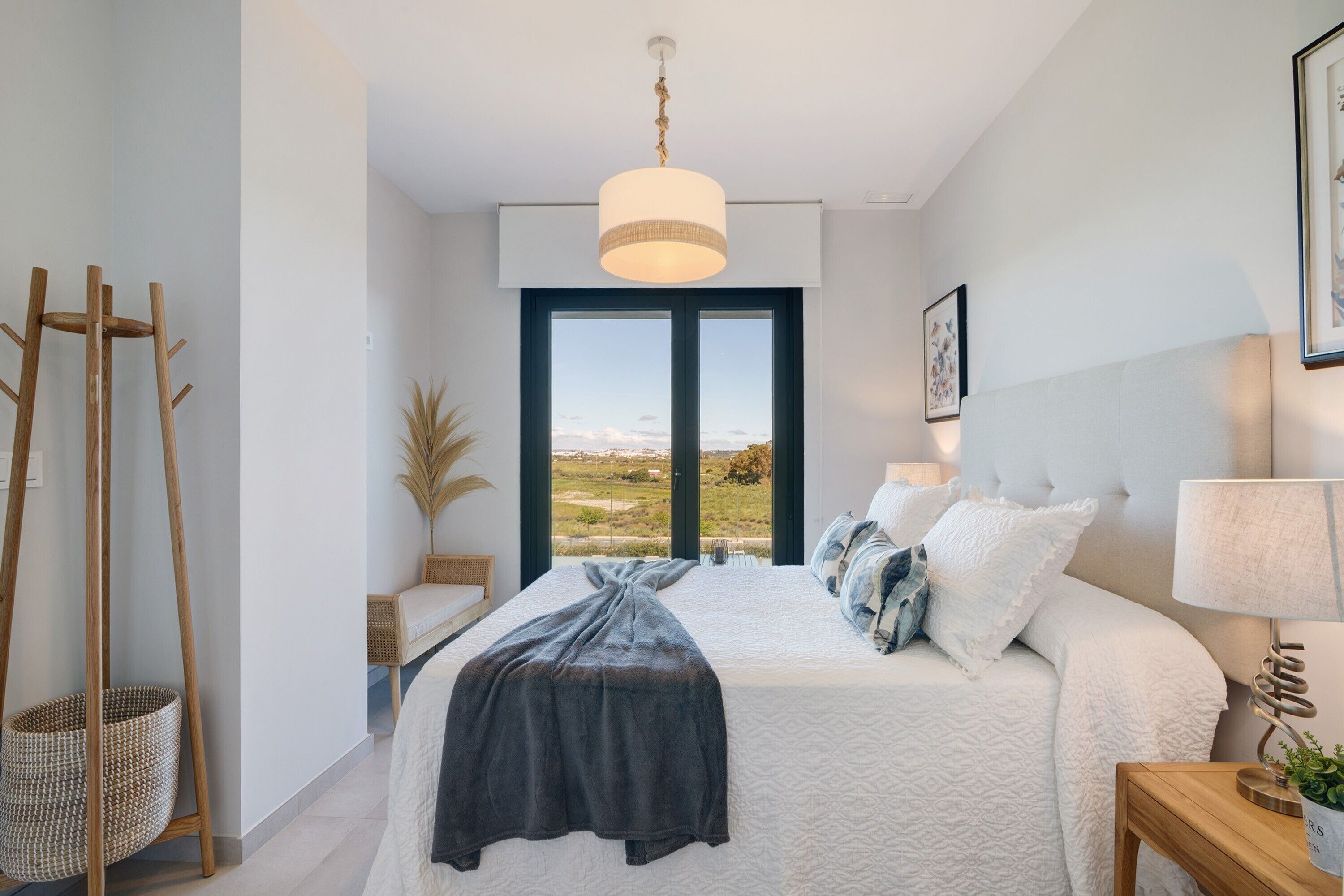 Een strijkplank/strijkijzer, wifi, beddengoed