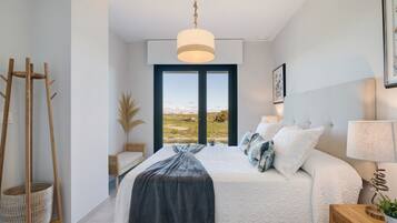 Een strijkplank/strijkijzer, wifi, beddengoed