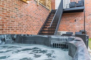 Outdoor spa tub - 2 Bed in Rugby (oc-w32580) (Rugby)