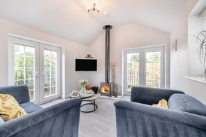 TV, fireplace - 2 Bed in Rugby (oc-w32580) (Rugby)