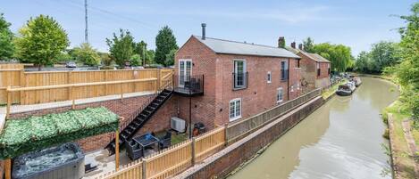 المنشأة من الخارج