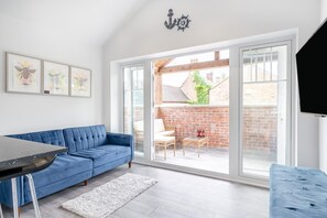 TV, fireplace - 2 Bed in Rugby (oc-w32580) (Rugby)