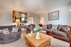 TV, fireplace - 3 Bed in Hawes (oc-ds1009) (Hawes)