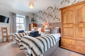 Iron/ironing board, travel cot, free WiFi, bed sheets - 3 Bed in Hawes (oc-ds1009) (Hawes)