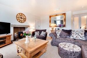 TV, fireplace - 3 Bed in Hawes (oc-ds1009) (Hawes)