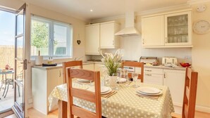 Unclassified image, 5 of 32, button - 2 Bed in St. Issey (oc-a32428) (Saint Issey)