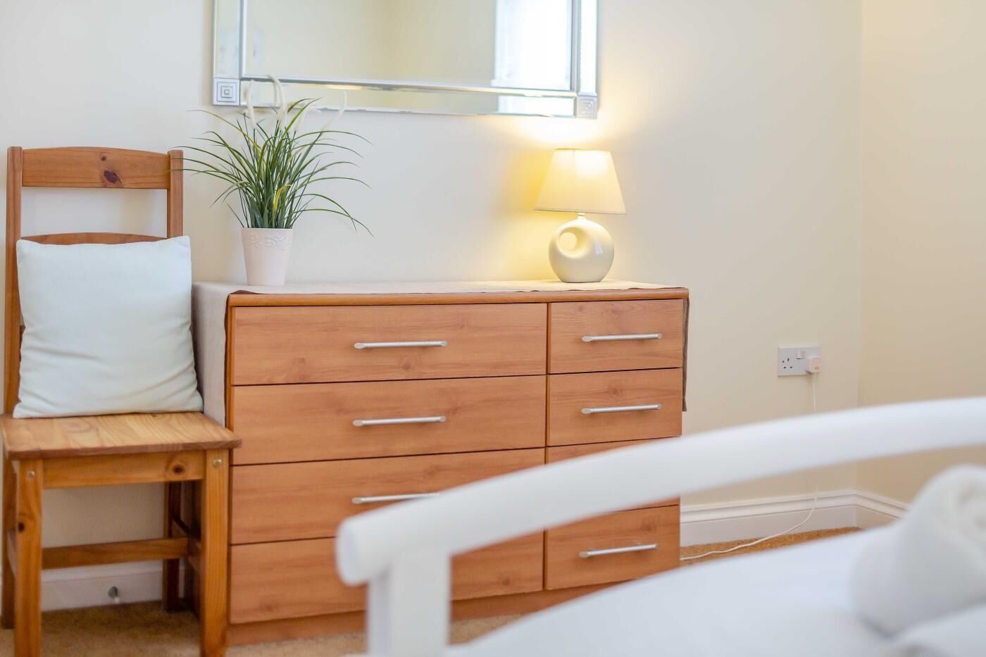 Tabla de planchar con plancha, wifi gratis y ropa de cama 