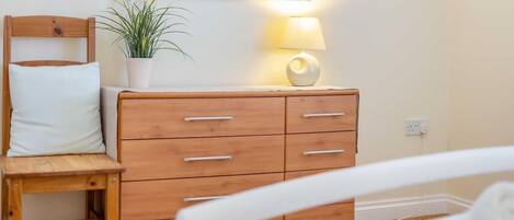 Tabla de planchar con plancha, wifi gratis y ropa de cama