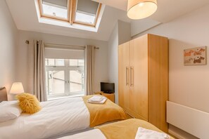 3 bedrooms, iron/ironing board, travel cot, free WiFi - 3 Bed in Whitby (oc-w1003) (Whitby)