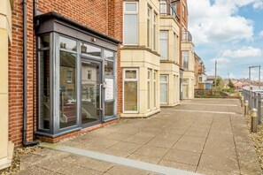 Property grounds - 3 Bed in Whitby (oc-w1003) (Whitby)