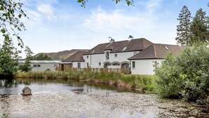 Et boligområde med huse, en sø og et træhegn.