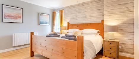 Travel cot, free WiFi, bed sheets