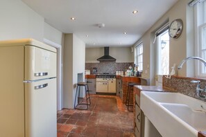 Microwave, oven, dishwasher, highchair - 2 Bed in Eye (oc-4lamb) (Eye)