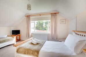 3 bedrooms, iron/ironing board, travel cot, free WiFi - 3 Bed in Whitby (oc-w943) (Whitby)