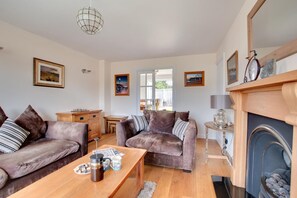 TV, fireplace - 3 Bed in Whitby (oc-w943) (Whitby)