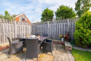 Outdoor dining - 3 Bed in Whitby (oc-w943) (Whitby)