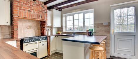 Oven, dishwasher, cookware/dishes/utensils