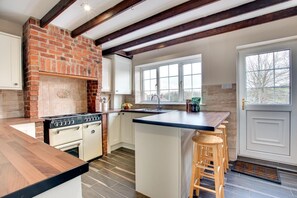 Oven, dishwasher, cookware/dishes/utensils - 4 Bed in Sleights (oc-wa308) (Briggswath)