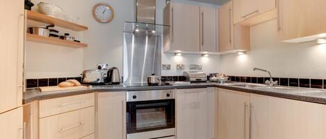 Mikrobølgeovn, ovn, oppvaskmaskin og kjøkkenutstyr