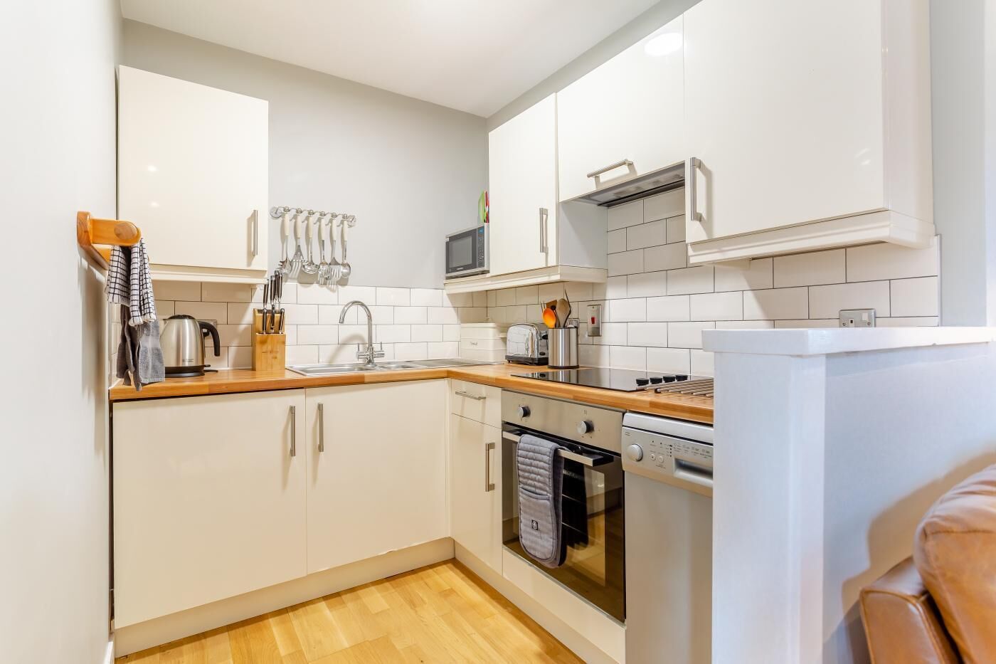 Mikroaaltouuni, uuni, astianpesukone, syöttötuoli