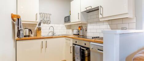 Mikroaaltouuni, uuni, astianpesukone, syöttötuoli