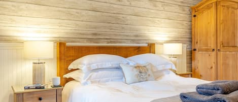 Travel crib, free WiFi, bed sheets