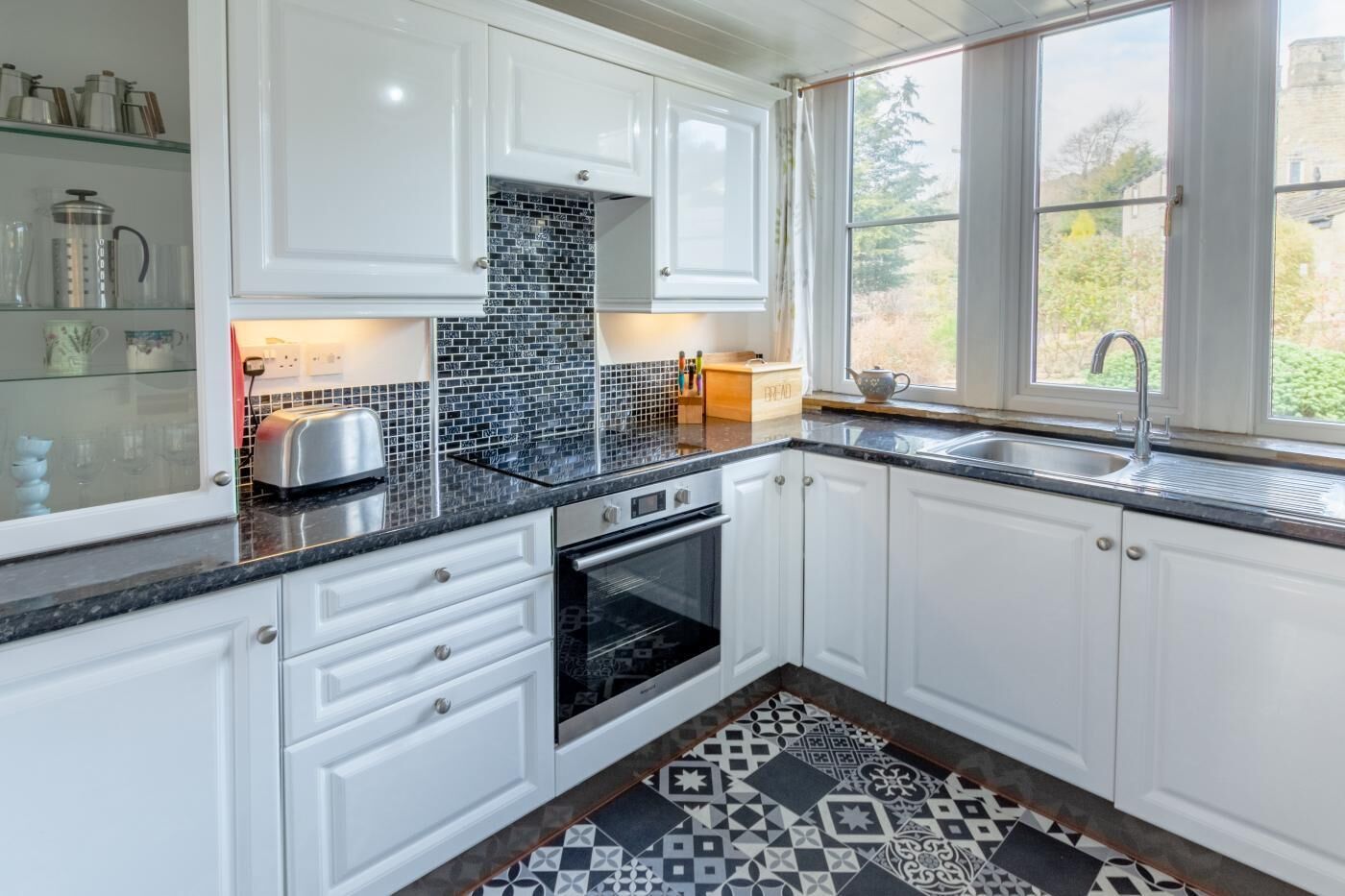 Microondas, horno y utensilios de cocina 