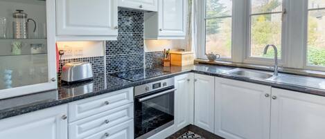 Microondas, horno y utensilios de cocina