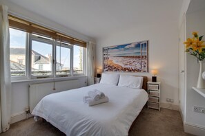 Iron/ironing board, travel cot, free WiFi, bed sheets - 2 Bed in St. Ives (oc-wesh4) (St Ives)