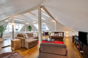 TV - 2 Bed in St. Ives (oc-wesh4) (St Ives)