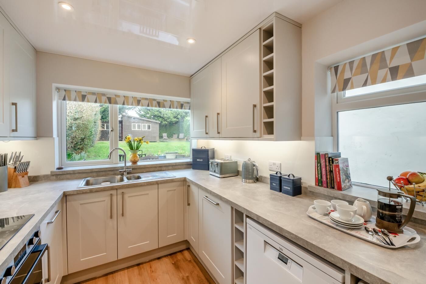 Mikrobølgeovn, ovn, oppvaskmaskin og høy barnestol