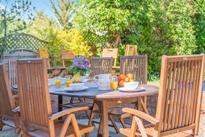 Outdoor dining - 5 Bed in Runswick Bay (oc-wa817) (Runswick Bay)