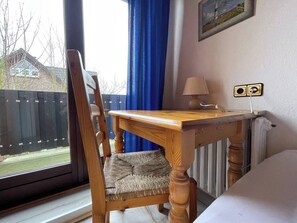 Interior - Cozy single room with sunny balcony (Sylt)