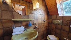Shower, hair dryer, towels, soap - Cozy single room with sunny balcony (Sylt)