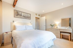 2 chambres, fer et planche à repasser, lit de bébé portatif