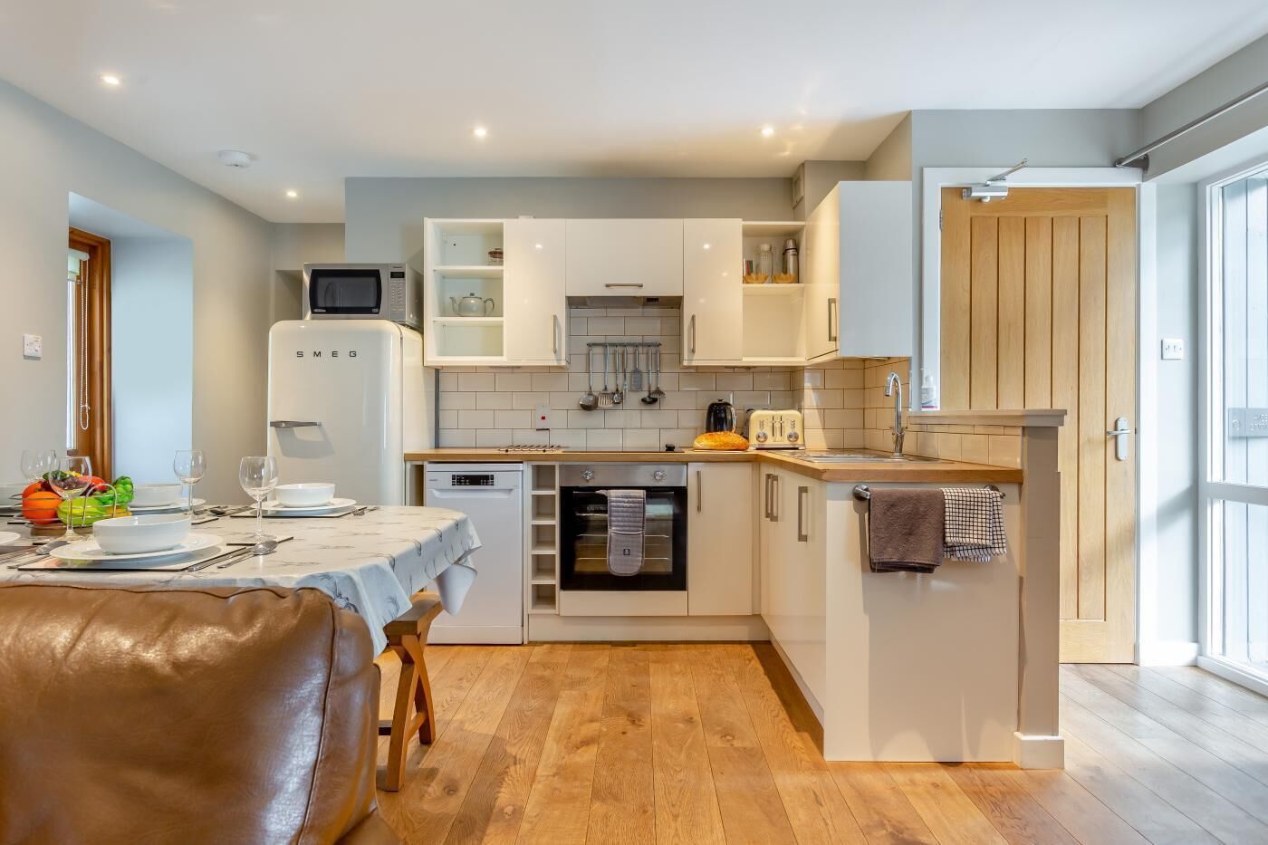 Mikroaaltouuni, uuni, astianpesukone, syöttötuoli