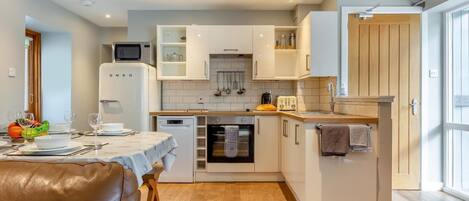 Mikroaaltouuni, uuni, astianpesukone, syöttötuoli