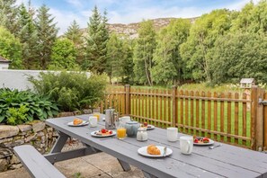 Outdoor dining - 3 Bed in Newtonmore (oc-h32416) (Newtonmore)