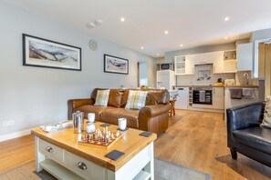TV, fireplace - 3 Bed in Newtonmore (oc-h32416) (Newtonmore)