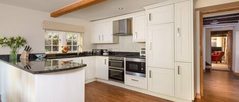 Een microgolfoven, een oven, een vaatwasser, een kinderstoel