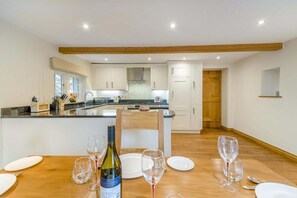 Microwave, oven, dishwasher, high chair - 3 Bed in Kings Meaburn (oc-cm057) (King's Meaburn)