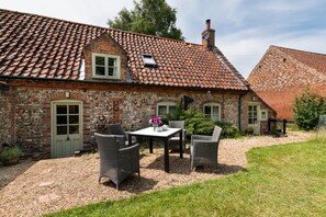 Outdoor dining - 2 Bed in North Creake (oc-2127) (North Creake)