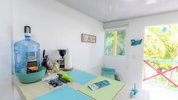 Refrigerador, microondas, parrilla de estufa y utensilios de cocina